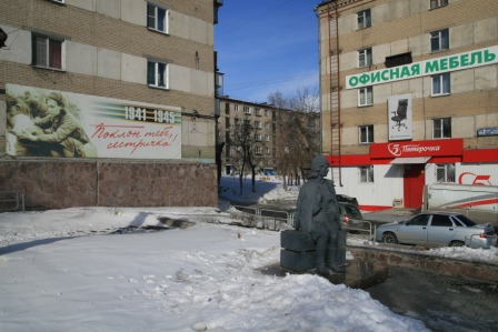 Проспект Победы, памятник «Сестричка» 